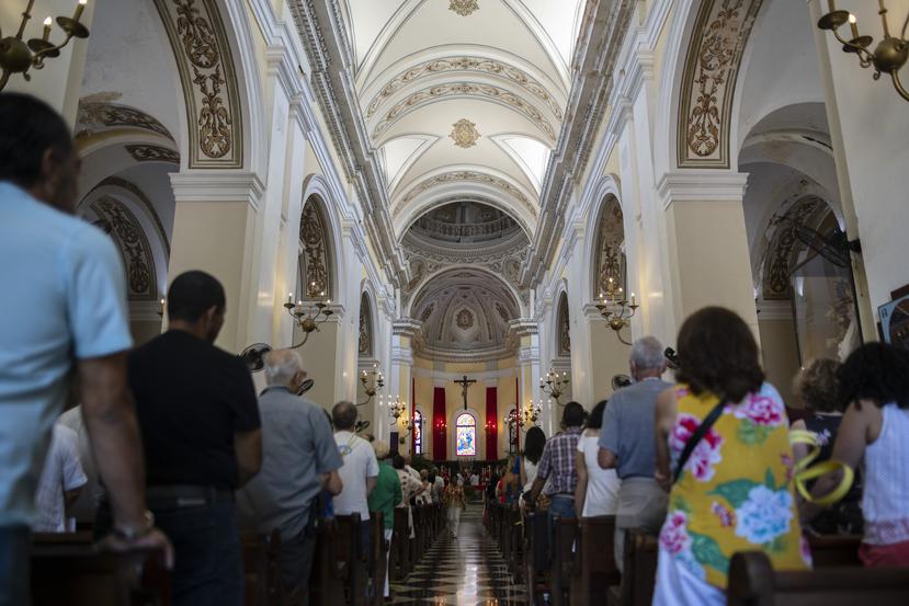 El monseñor Roberto González Nieves ofrece la misa de Domingo de Ramos desde la histórica catedral de San Juan, marcando el comienzo de la Semana Santa. 