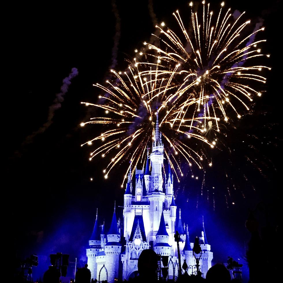 En Magic Kingdom volverá el popular "Happily Ever After", un espectáculo de luces, proyecciones y fuegos artificiales sobre el Castillo de Cenicienta.