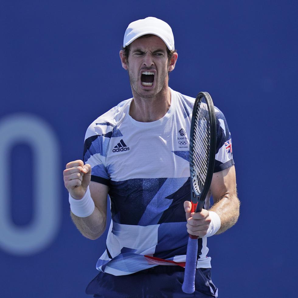 El británico Andy Murray festeja luego de ganar el primer set durante su partido en dobles en los cuartos de final del tenis en los Juegos Olímpicos de Tokio.