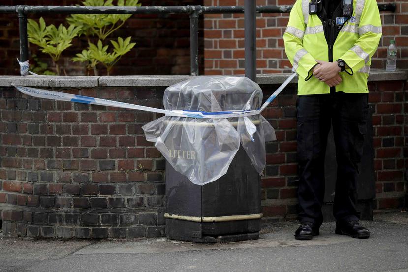 En esta imagen de archivo, tomada el 5 de julio de 2018, un agente británico no identificado protege un cordón policial en Salisbury, Inglaterra. (AP)