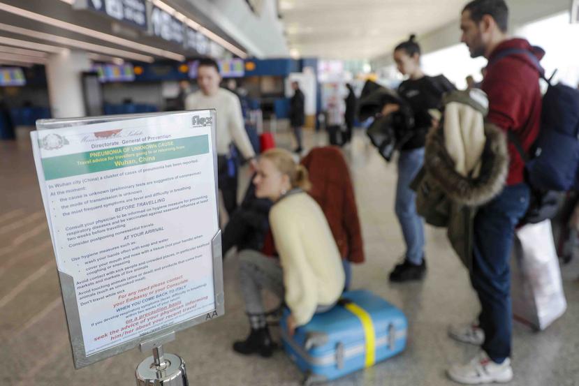Diversos aeropuertos han tomado protocolos de prevención contra el coronavirus, que fue originado en China y que mantiene a la población en estado de alerta. (AP)