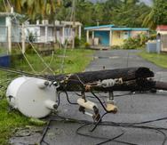 Un poste de luz cedió ante las ráfagas de viento en Luquillo por el huracán Irma.
