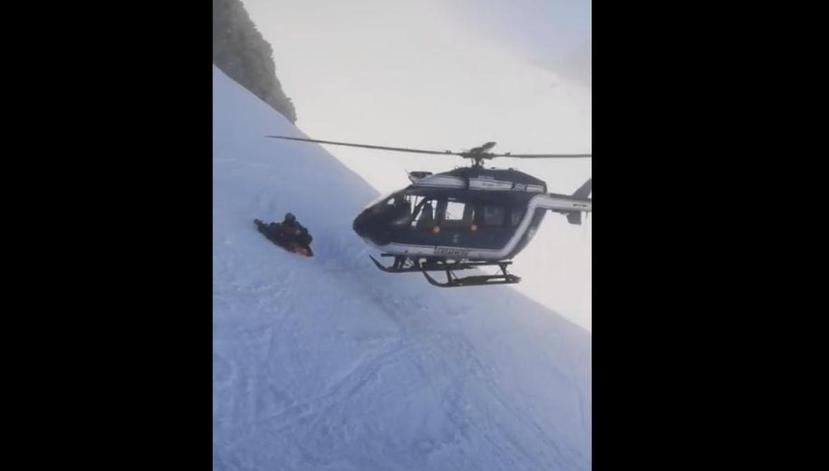 El piloto del helicóptero dijo al canal de televisión France 2 que la maniobra que realizó para el rescate se llama "patín de apoyo". (Captura Facebook / Nicolas Derely)