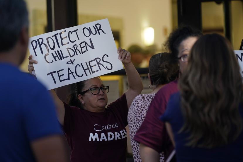 Imagen de archivo de una madre reclamando protección para los suyos tras la matanza en la escuela elemental de Uvalde, Texas.