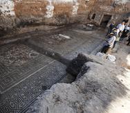 Gente contempla un enorme mosaico de la era romana en Rastan, Siria, miércoles 12 de octubre de 2022. Funcionarios sirios dicen que es el descubrimiento arqueológico más importante desde el inicio del conflicto hace 11 años. (AP Foto/Omar Sanadiki)