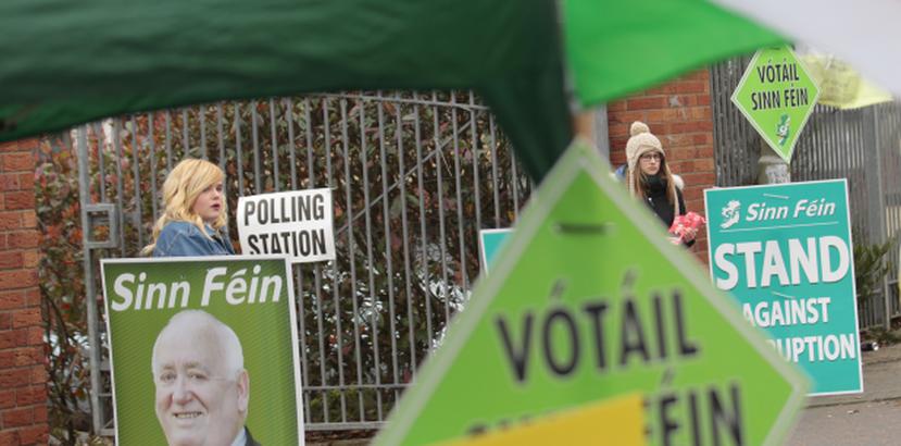 El partido nacionalista Sinn Fein quedó con apenas un escaño menos que su principal rival político. (AP/Peter Morrison)