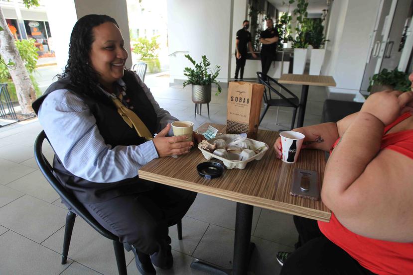 Michelle Rollet acudió emocionada a comprar su desayuno en Sobao, en San Juan. (Alex Figuera Cancel)