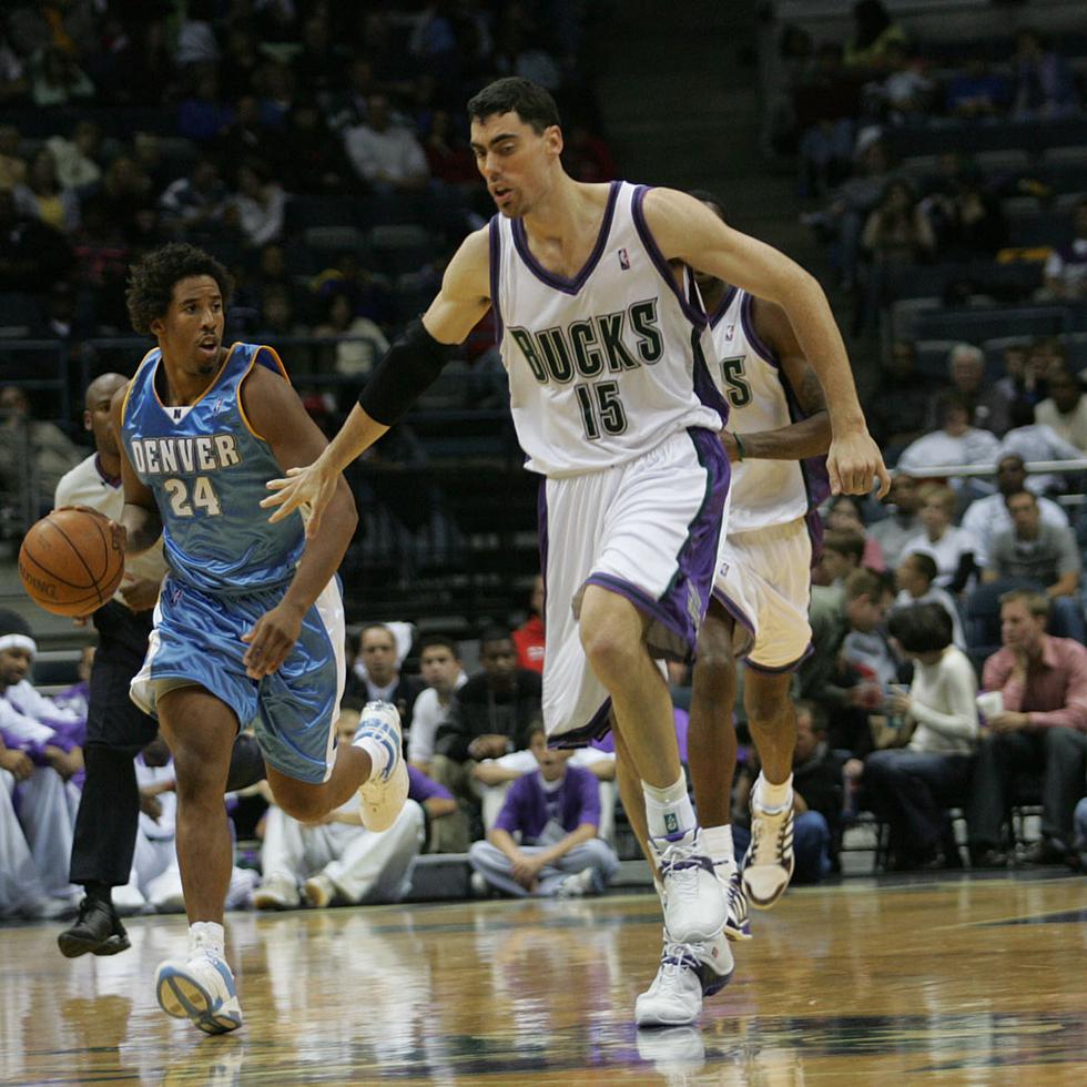 Daniel Santiago (centro) militó sus últimas dos temporadas en la NBA con los Bucks de Milwaukee, quienes pierden 2-0 la final ante Phoenix.