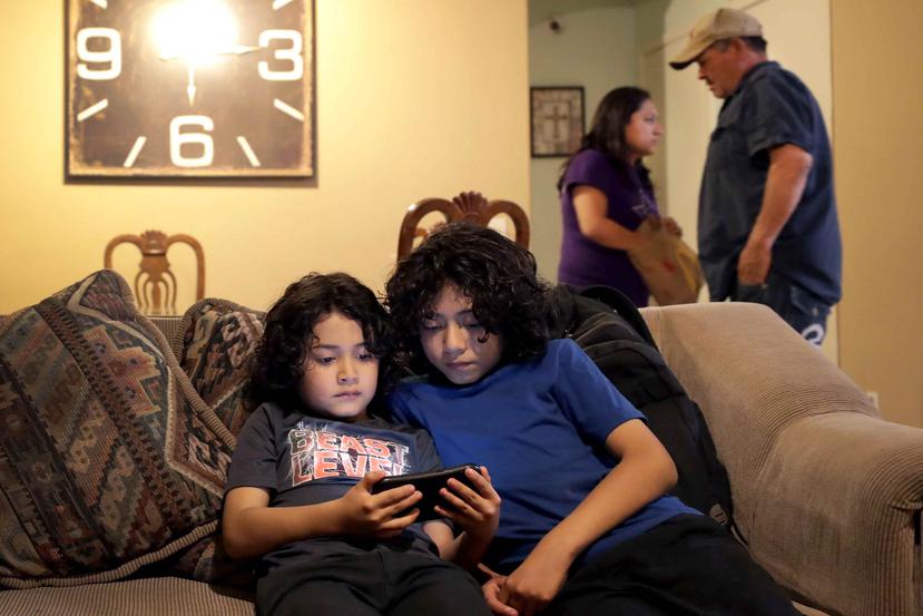 La familia Karina Ruiz y Humberto Díaz están atentos a las situación. (AP)