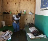 Personas con síntomas de cólera reciben atención médica en el hospital Saint Antoine, en una fotografía de archivo.
