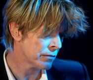 Fotografía de archivo tomada el 18 de julio de 2002 que muestra al fallecido músico británico David Bowie durante un concierto.