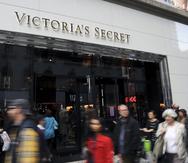 Transeúntes caminan frente a una tienda de Victoria's Secret en Herald Square, Nueva York. (Agencia EFE)