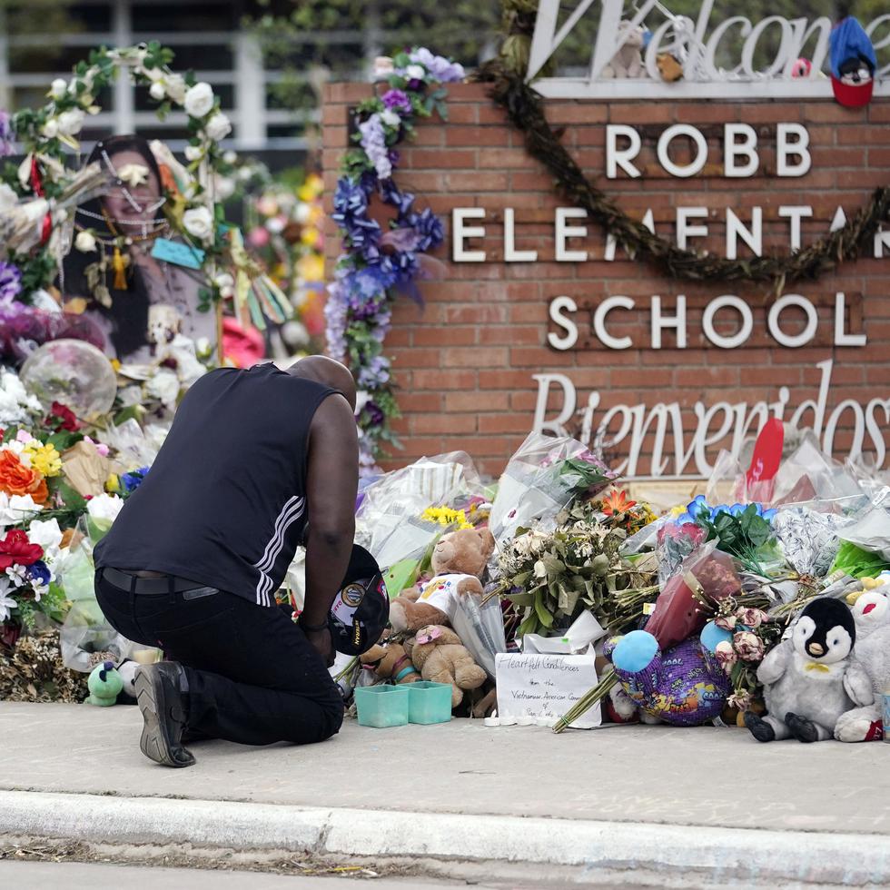 Reggie Daniels rinde tributo en un memorial en la Escuela Primaria Robb, en Uvalde, Texas.