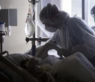 Imagen de archivo de cuidado intensivo a un paciente con COVID-19 en un hospital de California.