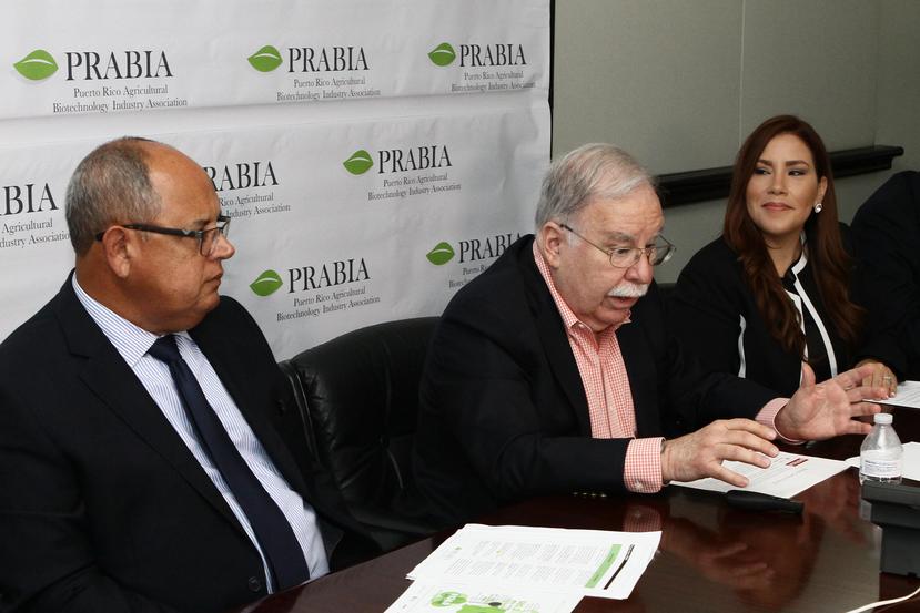 Desde la izquierda, Ramón Molinary, presidente de Prabia, Joaquín Villamil, principal ejecutivo de Estudios Técnicos, Inc., Beatriz Carrión, directora ejecutiva de Prabia. (Suministrada)
