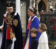 El príncipe William a su llegada con su esposa Kate Middleton y sus hijos Louis y Charlotte.