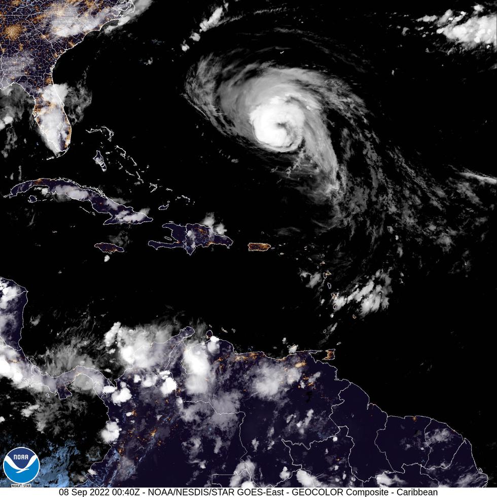 Imagen del satélite meteorológico GOES East que muestra el huracán Earl al norte de Puerto Rico.