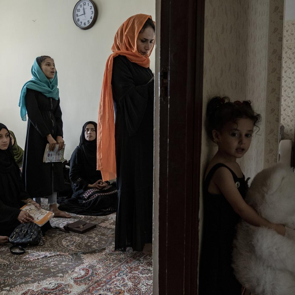 Una joven afgana está tomando clases de forma clandestina.