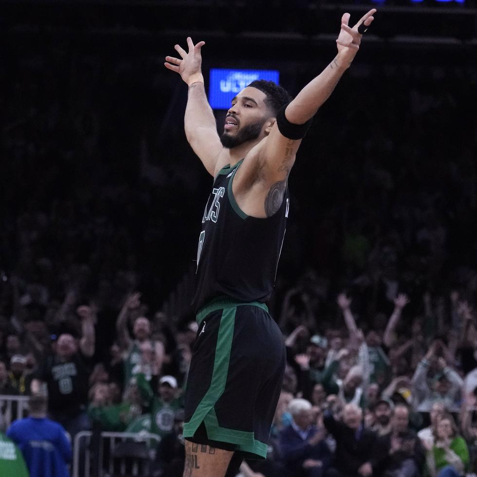 Jayson Tatum festeja un canasto en la victoria de los Celtics sobre los Cavaliers.