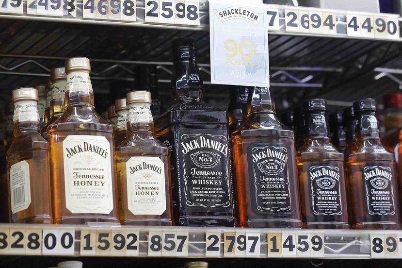 Botellas de licor y whiskey Jack Daniel's en exhibición en el Rossi's Deli en San Francisco. (AP)