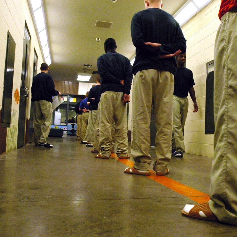 Kissimmee FL - 7/20/2005 - Carcel Juvenil de menores agresores sexuales.  En la foto los presos se preparan para recibir su almuerzo. foto Pedro R. Berrios