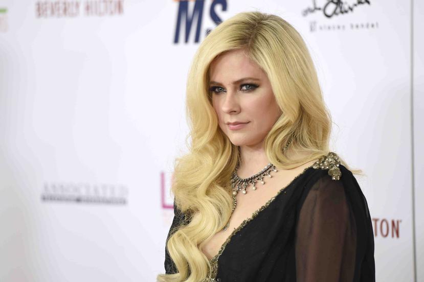 Avril Lavigne asisitió a la 25th Annual Race To Erase MS Gala, en Beverly Hills. (AP)
