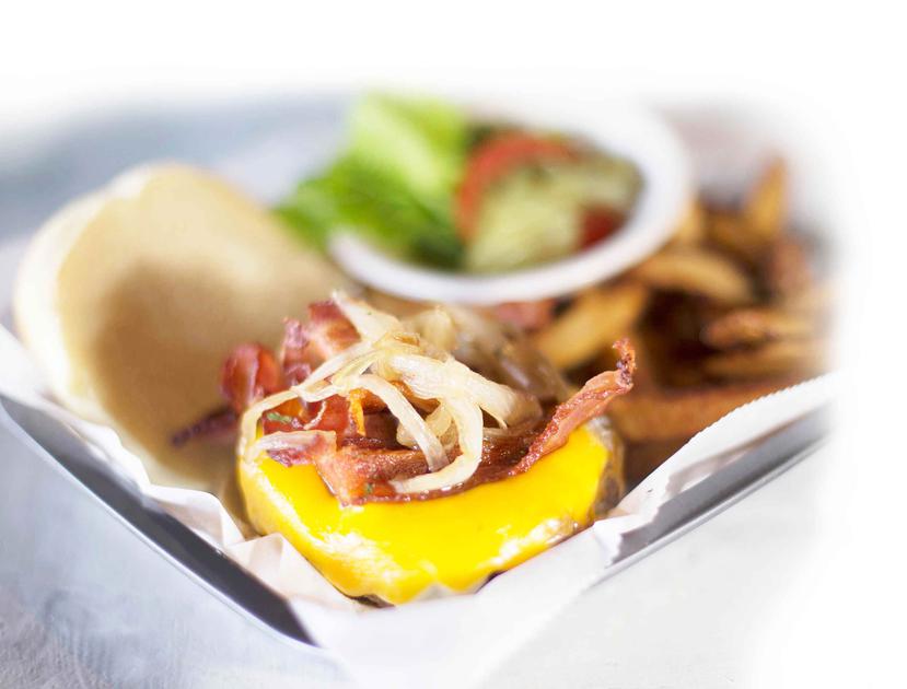 Los hamburguer son servidos con papas fritas ‘home made’ y ensalada.