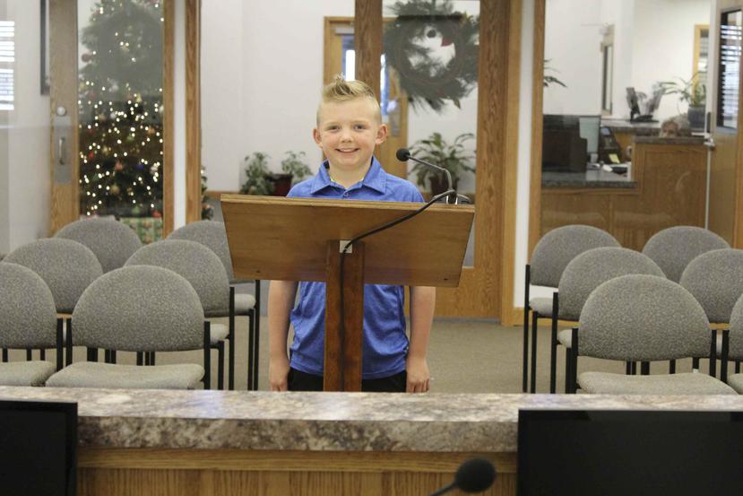 En esta fotografía del 29 de noviembre de 2018, Dane Best de 9 años posa en la cámara del consejo del pueblo de Severance, Colorado. (AP)