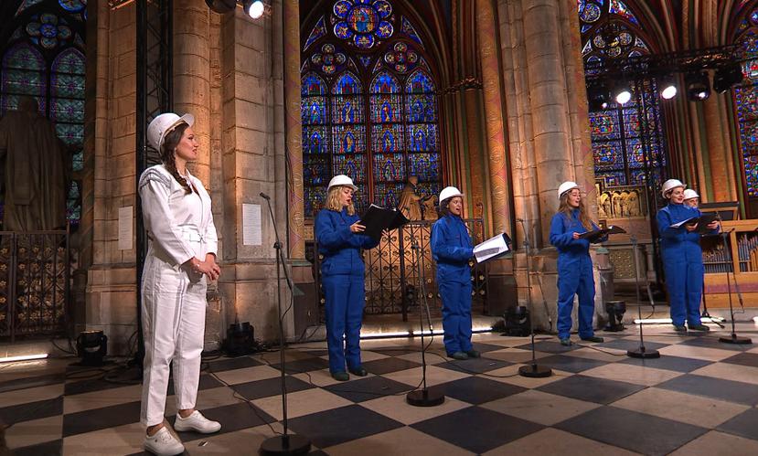 En esta fotografía facilitada por la soprano Julie Fuchs, de Maitrise Notre-Dame de Paris, y el coro de la Catedral de Notre Dame miembros de este coro graban un concierto de Navidad dentro del lugar.
