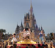 Mickey y Minnie Mouse actúan durante un desfile al pasar por el Castillo de Cenicienta en el parque temático Magic Kingdom en Walt Disney World en Lake Buena Vista, Florida.