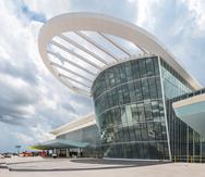 Fachada exterior del Terminal C del Aeropuerto Internacional de Orlando, en Florida.