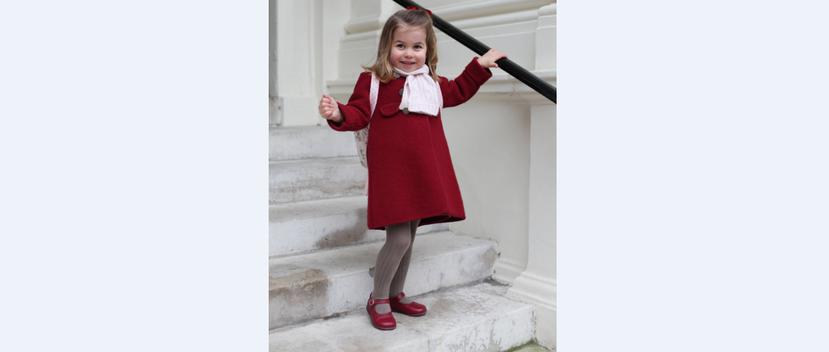 Charlotte fue vestida con un abrigo y zapatos de color rojo, y una bufanda rosa. (EFE)