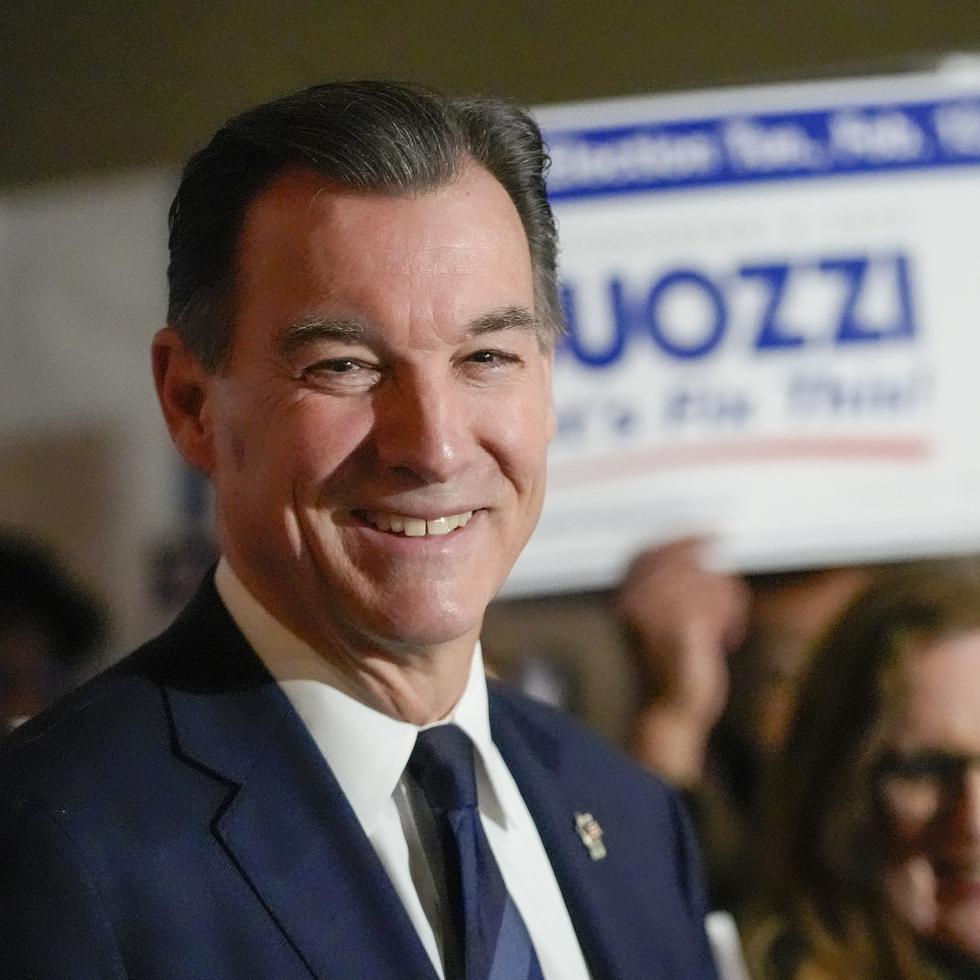 El excongresista demócrata Tom Suozzi ganó esta noche el escaño del Congreso por el distrito 3 de Nueva York – el que tenía el destituido George Santos-, al vencer a la republicana Mazi Pilip.