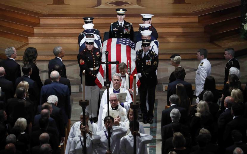 El féretro del senador John McCain es es retirado al concluir la ceremonia religiosa en su honor en la Catedral Nacional de Washington. (AP)