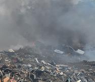 Bomberos atienden un fuego en una planta de reciclaje de metales en Vega Baja.