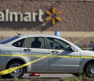 Una cinta para acordonar el sitio de un delito rodea un automóvil luego de un tiroteo a mansalva en una tienda Walmart el miércoles 23 de noviembre de 2022, en Chesapeake, Virginia. (AP Foto/Alex Brandon)