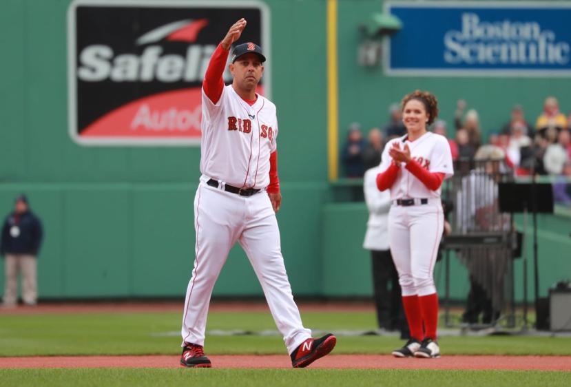 El dirigente boricua de los Red Sox, Alex Cora saluda al público antes de recibir la sortija de campeón.