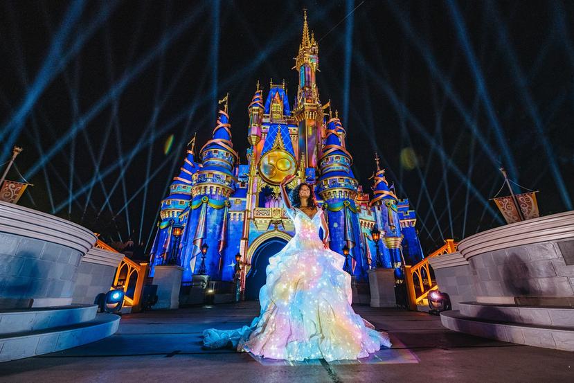 En honor al 50 aniversario de Walt Disney World, The Disney Fairy Weddings Collection presentó un vestido de novias edición limitada — elaborado con 15,000 piedras brillantes, 3,000 cristales, 167 yardas de tela, y 129 yardas de encaje.  (Disney)