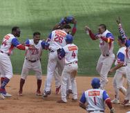 Los jugadores de los Indios de Puerto Rico celebran con Emmanuel Rivera (26), tras pegar el batazo de oro en la victoria ante Cuba.