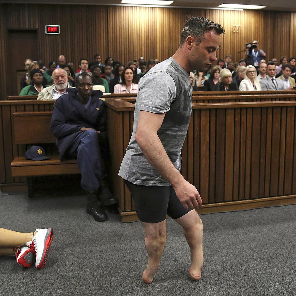 Oscar Pistorius, un atleta con doble amputación, fue condenado por asesinato luego de haberle disparado múltiples veces a la modelo Reva Steenkamp a través de la puerta del baño de su casa el día de San Valentín de 2013.