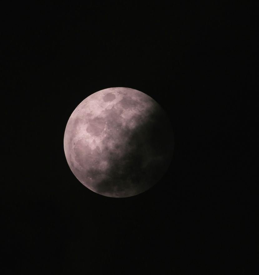 La imagen muestra un eclipse penumbral parcial de la superficie lunar. (Shutterstock.com)