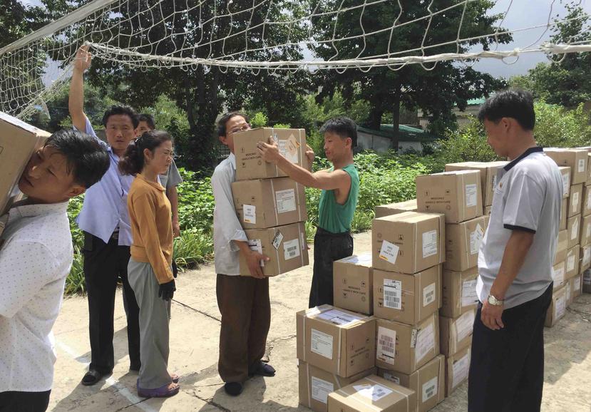 Cajas con medicamentos para atender a enfermos de hepatitis B son entregadas en un centro de salud en Pyongyang, Corea del Norte. (AP)