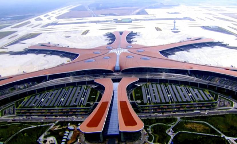 En esta imagen tomada de un vídeo de CCTV se muestra una vista aérea del nuevo Aeropuerto Internacional Daxing de Beijing. (CCTV vía AP)