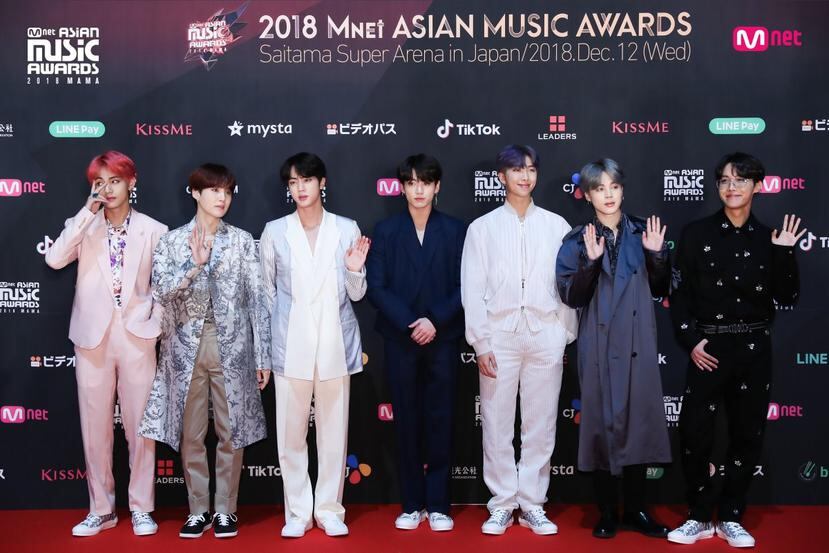 El grupo surcoreano BTS durante la alfombra roja de los  MAMA Fans' Choice. (Twitter/@MnetMAMA)