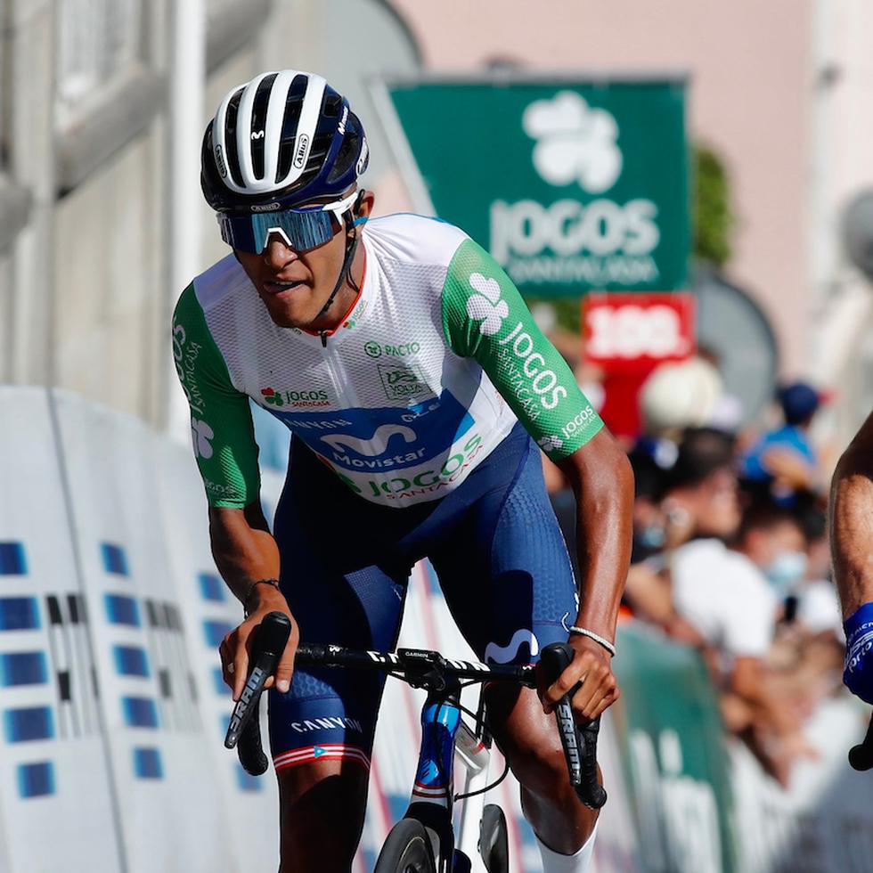 Abner González luce el maillot que lo acredita como el mejor joven de la carrera.