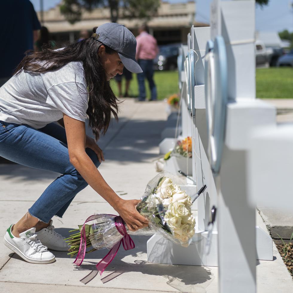 Meghan Markle, la duquesa de Sussex, deja un ramo de flores el jueves 26 de mayo de 2022 en una ofrenda para las víctimas que murieron en un tiroteo escolar en Uvalde, Texas.