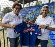 Con uno de los uniformes de la Selección Nacional y la medalla de oro de los Juegos de Ponce '93, Ivelisse Echevarría (izquierda) y Betty Segarra regresaron al Estadio Donna Terry de Guaynabo para revivir aquella gesta en honor a "Junior" Cruz.