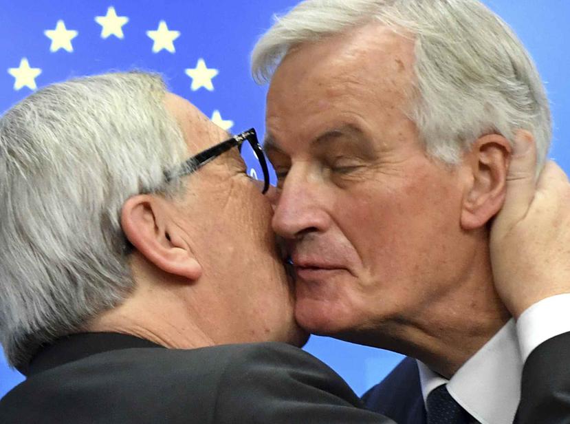 El presidente de la Comisión Europea, Jean-Claude Juncke, izquierda, besa al principal negociador del Brexit de la Unión Europea, Michel Barnier, durante una conferencia de prensa al conlcuir la cumbre de la UE en Bruselas el domingo 25 de noviembre de 20