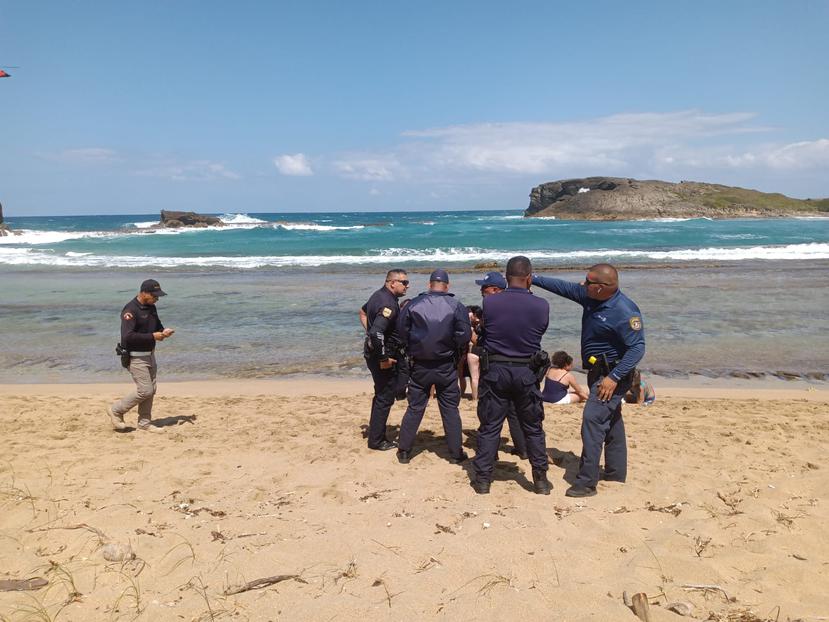 Funcionarios que se encuentran en la playa Caracoles, en Arecibo, donde cinco personas habrían sido arrastradas por las corrientes marinas.