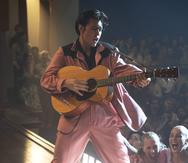 En esta imagen proporcionada por Warner Bros. Pictures, Austin Butler en una escena de "Elvis".
